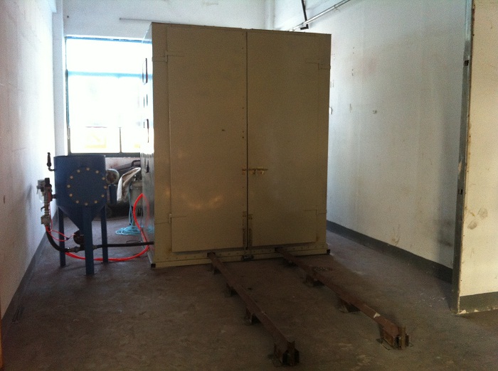 為立式攪拌機除油除銹的噴砂